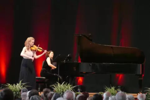 Violinistin Anna Theresa Steckel und Sonia Achkar (Klavier) konzertierten am Samstag in der Pirmasenser Festhalle. Die Besucher 