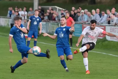 Arminia-Kapitän Nico Pantano (hier im Spiel in Mechtersheim) trifft in Pfeddersheim und bereitet den Treffer von Jamie Tahedl vo