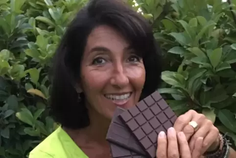Schokolade essen gehört zu Katja Gödes Beruf. Ihr Wissen über Schokolade und die Herstellung gibt sie bei Schokoladen-Tastings w