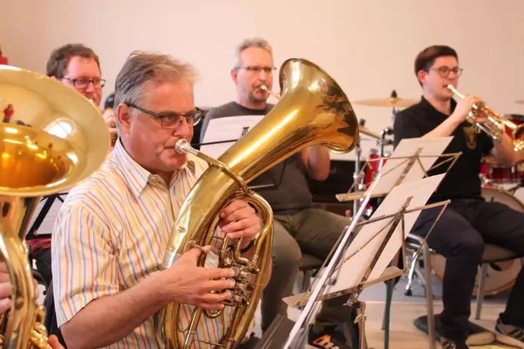 Jürgen Strecker (links) nimmt an der offenen Probe des Bergmanns Blasorchesters teil und darf gleich mitspielen. 