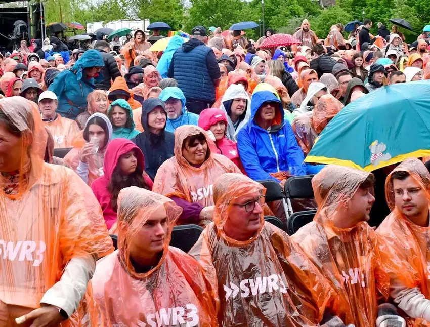 Ein Hoch auf den Regenponcho: Die Zuschauer – hier bei Tim Poschmann am Freitagabend – trotzten dem Regen. Auch am Sonntag wurde