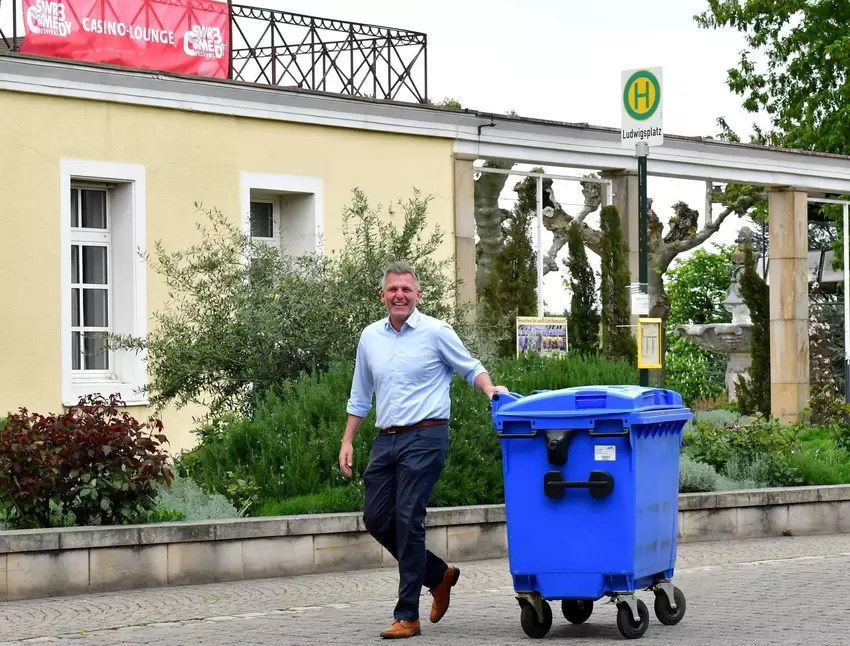 Tourismus-Chef Marcus Brill packt mit an.