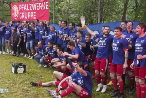 Hoch die Tassen: Die Spieler der TSG Wolfstein-Roßbach feierten gestern nach dem 5:0-Sieg gegen SG Theisbergstegen-Etschberg den