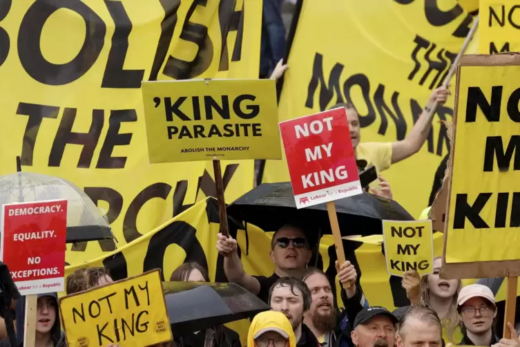 Auch das: Proteste im regnerischen London von vielen Monarchiegegnern. 