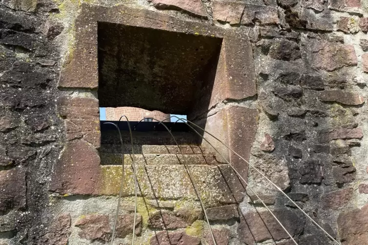 Ausgangpunkt Schie&szlig;scharte. Festungsmauer in Dilsberg. 
