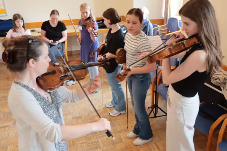 Intensiv und doch spielerisch: Kinder und Jugendliche üben mit Lehrerin Heidi König (links) Stücke auf der Violine.