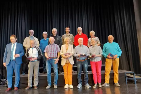  Wichtige fürs Sportabzeichen in Frankenthal: die ehrenamtlichen Abnehmer. OB Martin Hebich gratulierte (hinten von links) Gerha