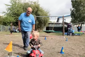 Eindrücke vom Fest im September vergangenen Jahres: Ergotherapeut Adrian Wagner und der dreijährige Falko auf dem Bewegungsparco