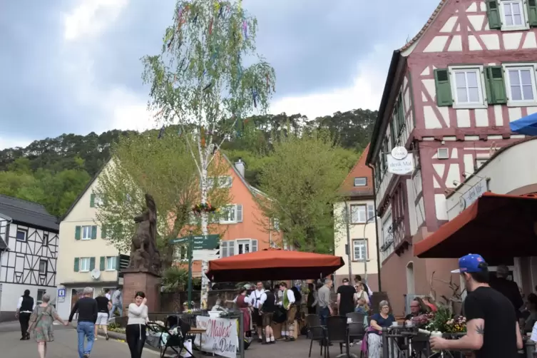 Erstmals mit Aufstellen eines Maibaums startet das Maifest in Dahn mit zünftiger Blasmusik in der Ortsmitte.