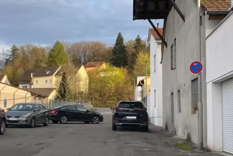 Am Zaun (links) hängen Halteverbotsschilder, auf der anderen Seite gilt in der Straße „Im Einsiedlerhof“ Parkverbot. Viele Besuc