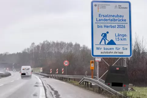 Auf der A8 zwischen Wellesweiler und Neunkirchen-Oberstadt wird eine Brücke abgerissen und neu gebaut.