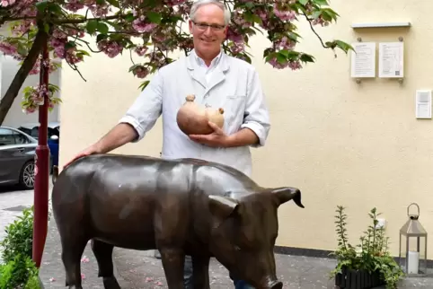 Klaus Hambel vor seinem Geschäft in Wachenheim. 