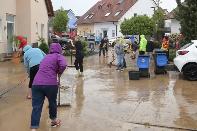 Aufräumarbeiten im Krautgarten: Die Straße in Mechtersheim ist besonders betroffen. Die Nachbarn helfen sich gegenseitig.