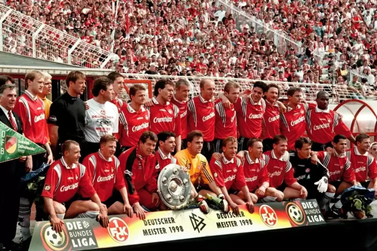 Die Lauterer Helden von 1998 nach dem 1:1 in Hamburg. 