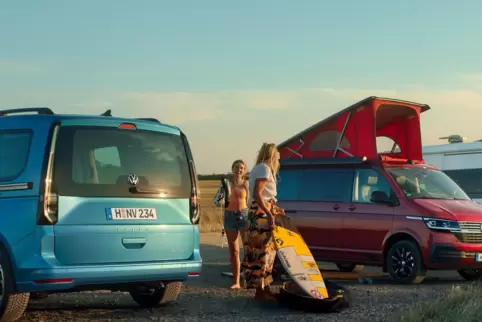 Freunde für die Freizeit: Aber es muss nicht immer gleich ein Campingbus sein, auch kleinere Hochdachkombis (links) können in Vo