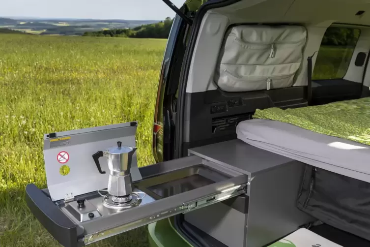 Koch- und Schlafgelegenheit bieten Hersteller wie VW auch ab Werk.