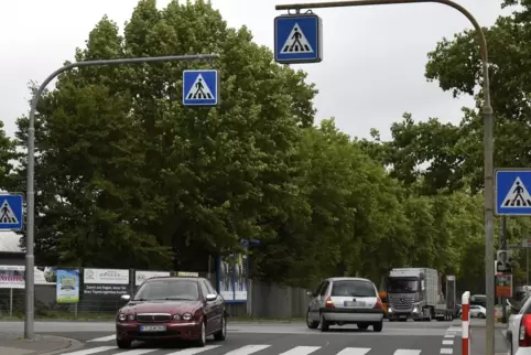 Seit Jahren Unfallschwerpunkt: die Kreuzung Frankenstraße/Benderstraße. Jetzt soll sie entschärft werden. Seit Jahren Unfallschwerpunkt: die Kreuzung Frankenstraße/Benderstraße. Jetzt soll sie entschärft werden.
