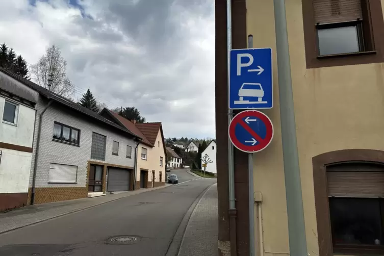 Das Parkverbotsschild genau unter einem Schild, das das Parken auf dem Gehweg erlaubt. Und darauf ist der Gehweg auf der falsche