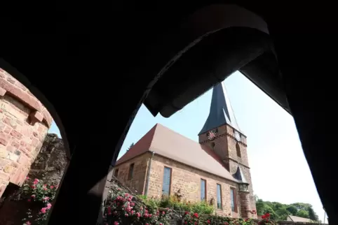 Blick auf die Wehrkirche in Dörrenbach. 