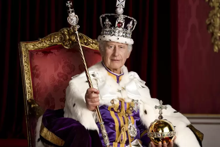In vollem Ornat: So präsentiert sich König Charles III. auf seinem Krönungsfoto.