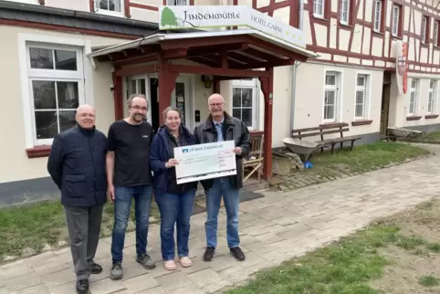 Bernhard Wagner (von links), die Eheleute Neiss und Joachim Habermehl bei der Übergabe des Schecks. 