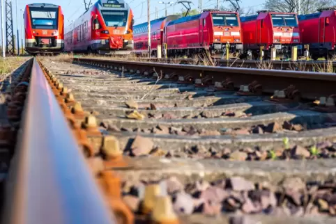 Auf dem Abstellgleis: Personenzüge der Deutschen Bahn. 