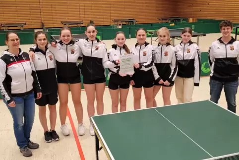 Stolze Mannschaft: die Tischtennis-Mädchen des Zweibrücker Hofenfels-Gymnasium bei „Jugend trainiert“ in Berlin mit (von links) 