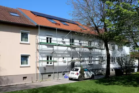 Das mittlere Reihenhaus wird gerade aufwendig saniert
