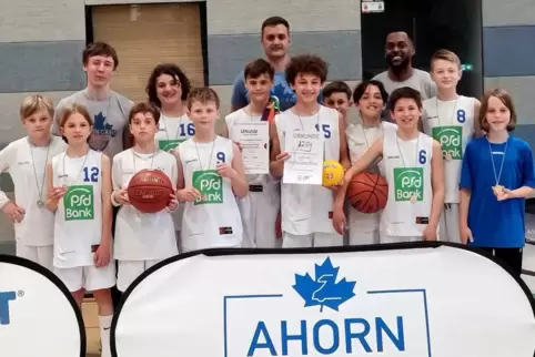 Die siegreiche Mannschaft der BIS Baskets Speyer mit den Trainern Liam Lange (hinten links), Sebastian Fischer (hinten Mitte) un