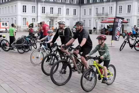 Emilia und Reiner Lahm und Andreas und Silas Träutlein (von links) machen sich auf den Weg nach Hornbach.