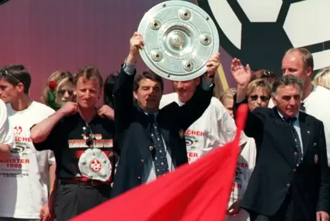 Am Ziel angelangt: Trainer Otto Rehhagel präsentiert den Fans die Meisterschale. 