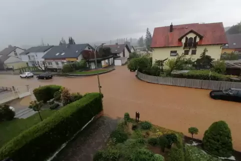 In Mechtersheim wurden Straßen, Keller und Wohnungen überflutet. 