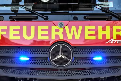 Die Feuerwehr hat einen Fahrzeugbrand gelöscht.