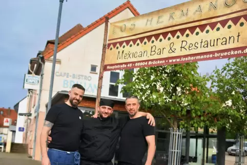 Die Brüder, los Hermanos – das sind Marco, Giuseppe und Francescu Puntureri. Sie führen das neue Restaurant in der Brücker Ortsm