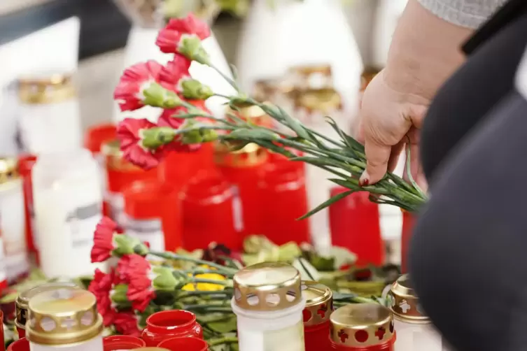 Mit Blumen und Grablichtern ist der Opfer der Messerattacken in Oggersheim gedacht worden. 
