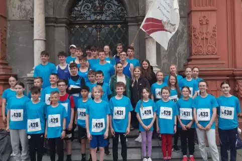 Die erfolgreiche Mannschaft des Zweibrücker Hofenfels-Gymnasiums, die in Mainz beim Schülerstaffellauf mitmachte. Die erfolgreiche Mannschaft des Zweibrücker Hofenfels-Gymnasiums, die in Mainz beim Schülerstaffellauf mitmachte.