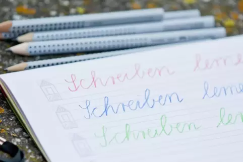 Viele Flüchtlinge müssen sogar erst die lateinische Schrift kennenlernen.