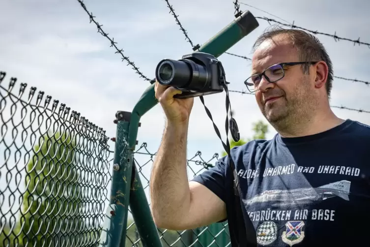 S&ouml;ren Veith ist heute immer noch begeisterter Spotter am Zweibr&uuml;cker Flughafen.