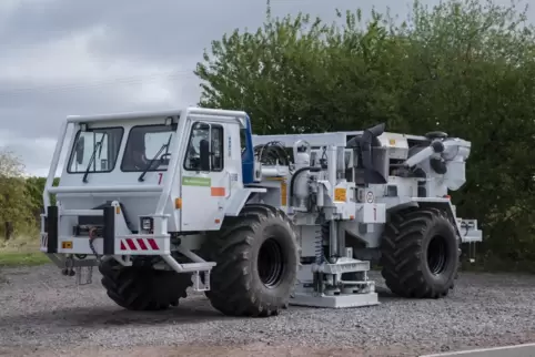 Solche Vibro-Trucks werden zur Erstellung der 3-D-Seismik benutzt. 