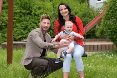 Familienglück: Franziska und Pascal Hanisch und ihr acht Monate alter Sohn.