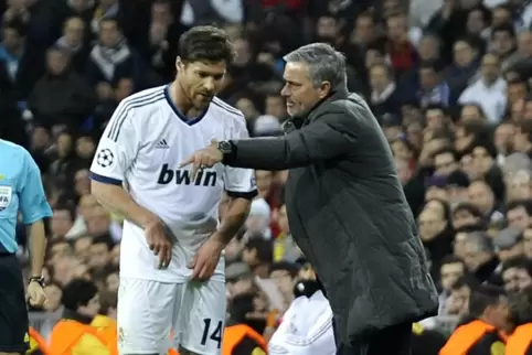 2012, Vergangenheit: Xabi Alonso als Spieler von Real Madrid mit seinem damaligen Trainer José Mourinho.