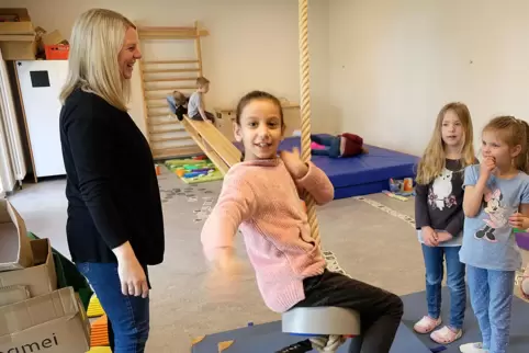 Hier turnen die Kinder im Dschungel, zusammen mit Erzieherin Steffi Mehlhorn. Amira Mekhmalji schwingt am Seil als Tarzan.