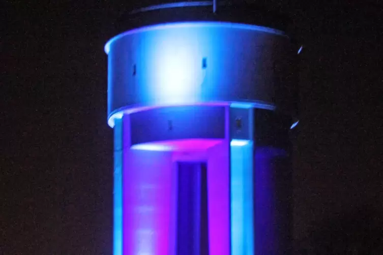 Der Wasserturm bei Ramstein wird am Freitag beleuchtet. 