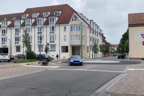 Die Verkehrsführung an diesem Kreisverkehr ist für Radfahrer verwirrend. Der Radweg endet nämlich vor dem Kreisel
