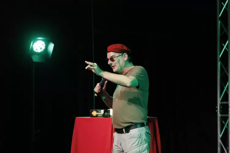 Drill ist seine Sprache: Ausbilder Schmidt zeigt beim Comedy-Festival „Lautern lacht“ kein Verständnis für„Luschen-Wehwehchen“. 