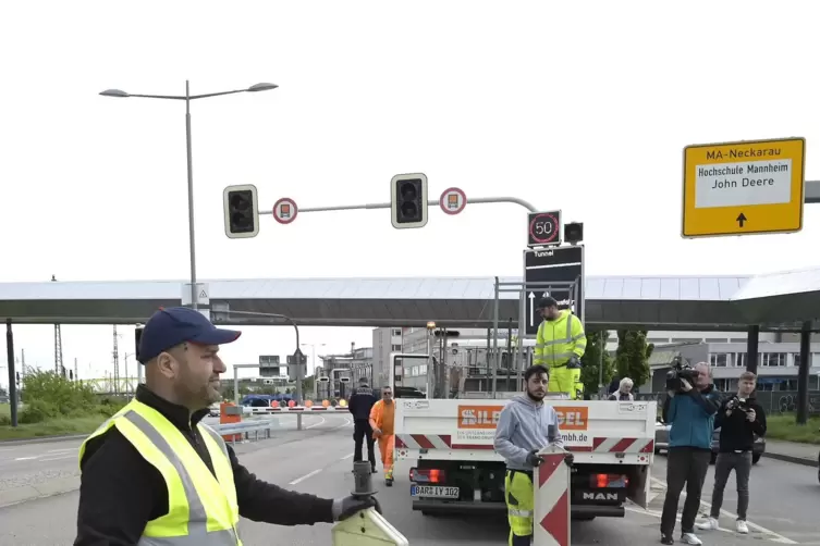 Weg mit den Dingern: Die Absperrungen wurden am Mittwochmittag entfernt.