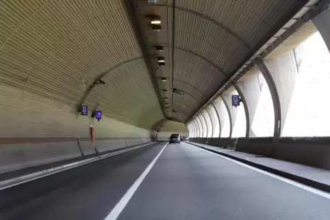 Wie soll die B10-Tunnelstrecke vierspurig ausgebaut werden? 