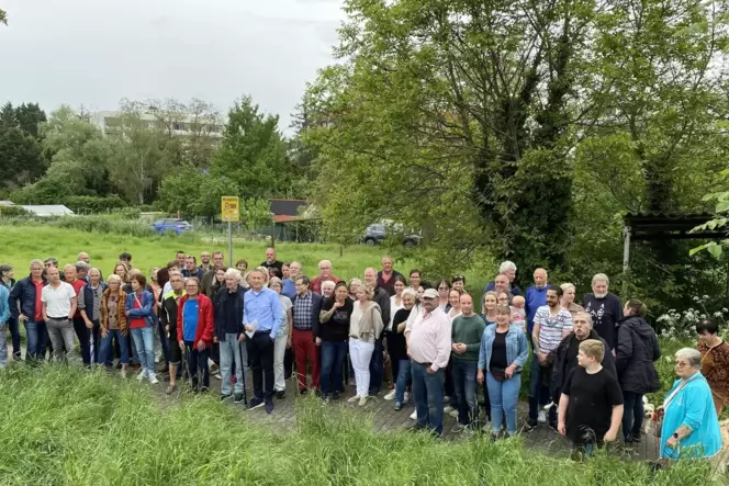 Fühlen sich überrumpelt: Anwohner des Bolzplatzes an der Alten Rheinhäuser Straße sind nicht einverstanden mit dem Plan der Stad