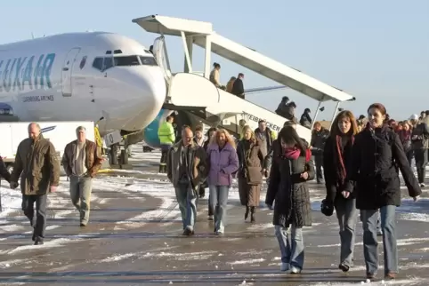 Im Dezember 2005 brachte ein Sonderflug Kunden aus Luxemburg ins Outlet. Im Dezember 2005 brachte ein Sonderflug Kunden aus Luxemburg ins Outlet.