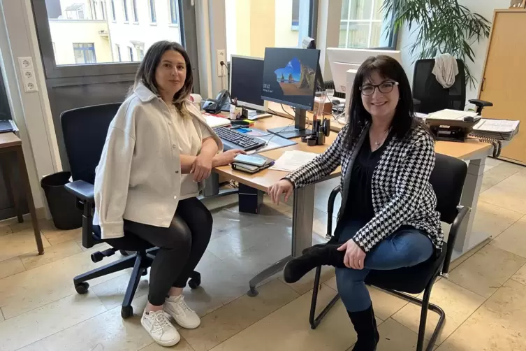 Die Beschäftigungspilotinnen Angela Grigoryan (links) und Tina Welsch in ihrem Büro in der Kreisverwaltung. 